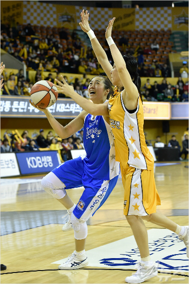 슛을시도하는우리은행양지희(사진제공/WKBL)