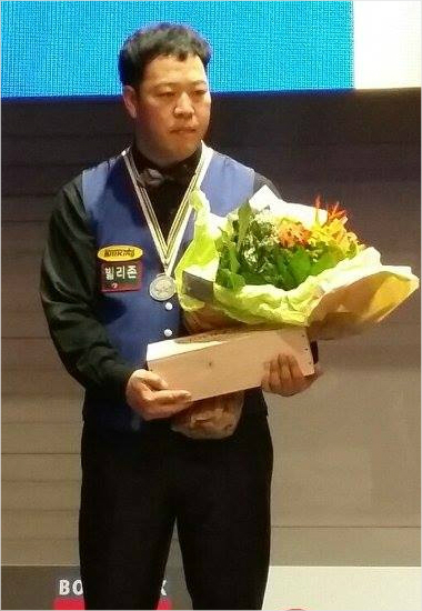 '아깝다'강동궁이6일(한국시각)세계3쿠션선수권대회결승에서당구황제토브욘브롬달에아쉽게연장끝에패해준우승을거둔뒤시상대에오른모습.(보르도=대한당구연맹)