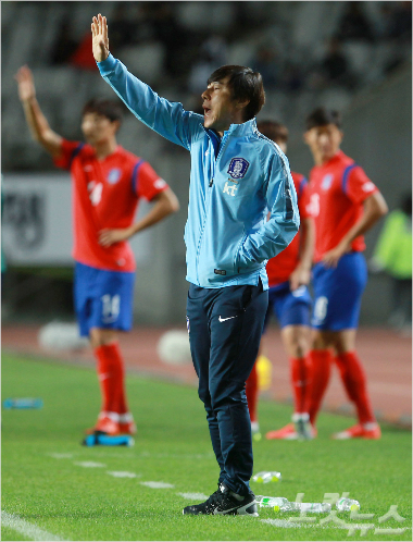10월9일오후경기도화성종합경기타운에서열린축구올림픽대표평가전대한민국과호주의경기후반전,신태용감독이선수교체를하고있다(사진=노컷뉴스박종민기자)