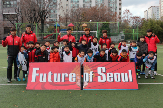 FC서울선수들은2015시즌을마친뒤휴가까지반납해가며연고지유소년축구클리닉의일일강사로나서고있다.사진은미드필더박용우,수비수심상민이참가한강서구유석초등학교의모습.(자료사진=FC서울)