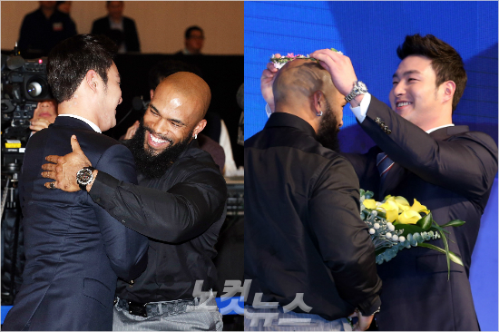 '영웅은영웅을알아본다'지난달정규리그MVP시상식에서영광을안은에릭테임즈가박병호와껴안는모습(왼쪽)과박병호가테임즈에게꽃관을씌워주는모습.(자료사진=윤성호기자)