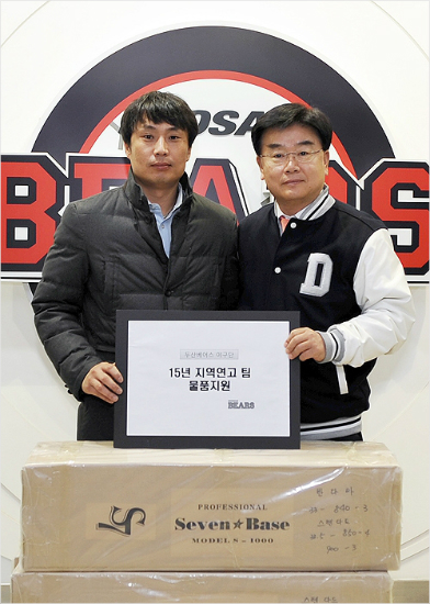 두산김태룡단장(오른쪽)이8일잠실구단사무실에서서울시고교감독자협의회총무신주일경기고감독에게물품지원증서를전하고있다.(사진=두산베어스)