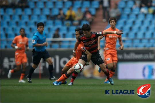 K리그클래식포항스틸러스와제주유나이티드의간판선수로활약한김승대와윤빛가람은내년부터박태하감독이이끄는중국슈퍼리그옌볜FC에서함께활약할전망이다.(자료사진=한국프로축구연맹)