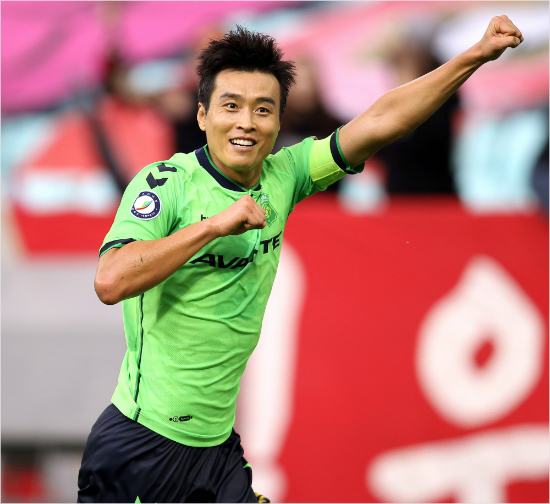 K리그MVP4회수상에빛나는공격수이동국은소속팀전북과2년재계약하며2009년입단이후9시즌간활약하게됐다.(자료사진=전북현대모터스)