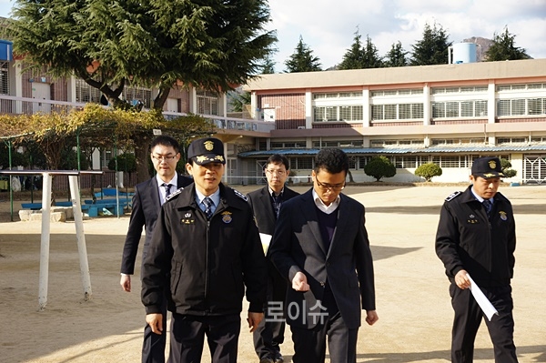 ▲부산지검검사등이부산교도소참관및인권실태점검에나서고있다.(사진제공=부산교도소)