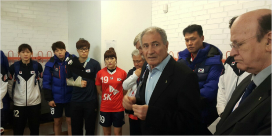 한국라커룸을찾아프랑스전오심에대해사과하는핫산무하마드IHF회장.