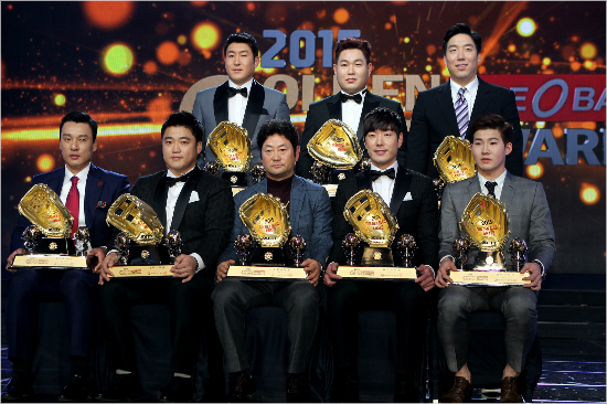 2015골든글러브수상자.왼쪽위부터시계방향으로외야수유한준,포수양의지,외야수김현수,NC대리수상자박민우,유격수김재호,삼성대리수상자김용국코치,3루수박석민,지명타자이승엽.(사진=삼성라이온즈제공)