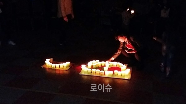 ▲가족소통프로그램중촛불의식을진행하고있다.(사진제공=창원지방법원)