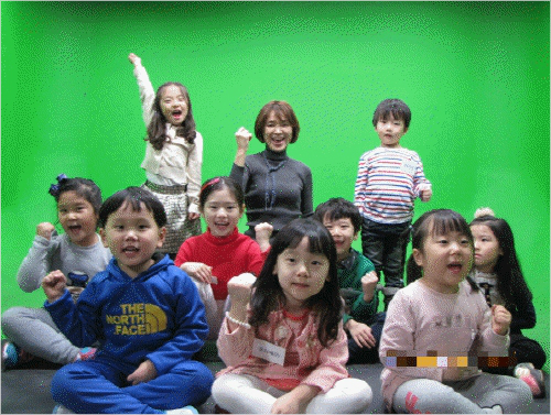 주최측소속아이들과KBS'혼자서도잘해요'메인MC초롱언니모습(사진=별사탕엔터테인먼트제공)