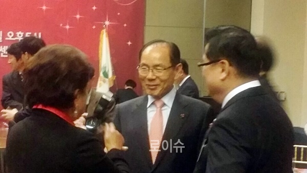 ▲범시민사회단체연합의2015송년회및후원의밤에서설동근동명대총장이참석자들과환담하고있다.