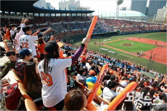 2016년프로야구는4월1일금요일에개막해9월18일까지대장정에돌입한다.사진은올해목독에서열린한화-넥센의개막전모습.(자료사진=윤성호기자)