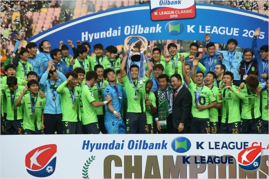 K리그클래식2연패에성공한전북현대는2016아시아축구연맹(AFC)챔피언스리그조별예선대진추첨에서중국FA컵우승팀장쑤쑨텐등무난한팀들과E조에배정됐다.(자료사진=한국프로축구연맹)