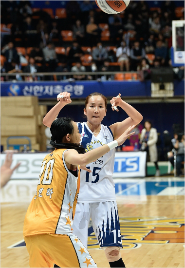 '생일기념택배도움'신한은행신정자(15번)가10일국민은행과홈경기에서상대변연하의수비속에동료에게패스를하고있다.(인천=WKBL)