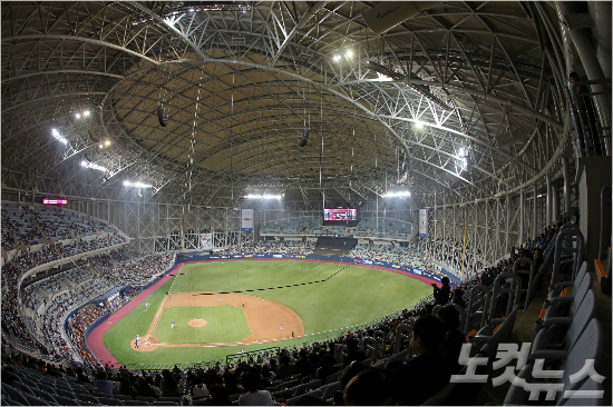 지난달5일서울고척스카이돔에서열린'2015서울슈퍼시리즈'대한민국과쿠바의경기모습.전광판이작아서보이지않는다.(자료사진=윤성호기자)