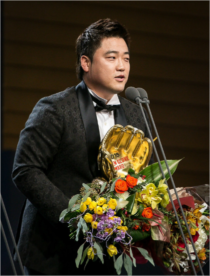 '왜하필나떠난다음이지?'삼성야구단은내년부터그룹에서제일기획으로이관돼운영이이뤄지게됐다.사진은올해삼성을떠나NC와FA대박을터뜨린박석민이골든글러브를수상하는모습.(자료사진=NC)