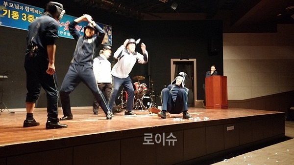 ▲대원들이준비한역할극을선보이고있다.▲밴드공연을선사하고있다.▲한마음페스티벌을마치고기념촬영.(사진제공=경남경찰청)