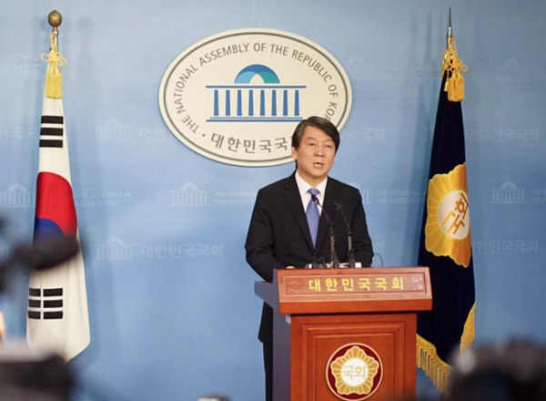 ▲안철수의원이13일국회정론관에서기자회견을열고새정치민주연합탈당을선언했다