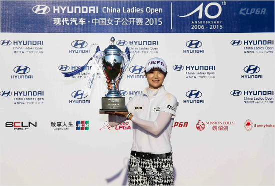 2015한국여자프로골프(KLPGA)투어에서3승을거두며새로운간판으로자리매김한박성현은2016시즌개막전인'현대차중국여자오픈'서도우승트로피를들었다.(자료사진=KLPGA)