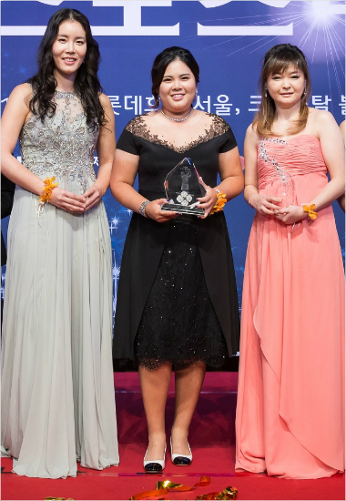 '팔다리검어도'박인비(가운데)가14일MBN여성스포츠대상시상식에서영예의대상을받은뒤인기상을받은프로배구김사니(왼쪽)와특별상을받은볼링김지은등수상자들과기념촬영을하고있다.(사진=MBN여성스포츠대상)