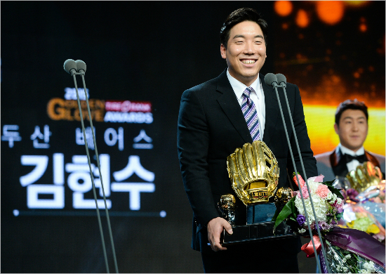 '내년에도황금장갑?'두산은김현수의잔류여부에따라내년한국시리즈2연패여부가결정될가능성이높다.사진은골든글러브시상식때김현수가외야수부문수상을한뒤메이저리그진출협상상황등소감을밝히는모습.(자료사진=두산베어스)