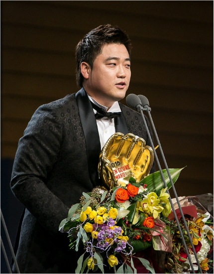 '공룡으로변신한두목사자'올해삼성의정규리그5연패를이끈주장박석민이NC소속으로3루수골든글러브를받은뒤소감을밝히는모습.(자료사진=NC다이노스)