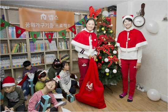 박성현(오른쪽)과고진영이일일산타로변신했다.(사진=넵스제공)