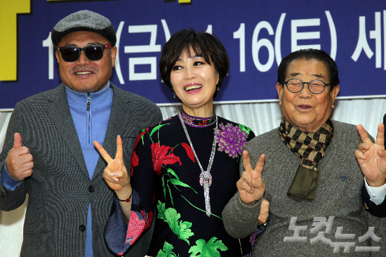16일오후서울소공동프레지던트호텔에서열린‘데뷔55주년나눔콘서트’기자간담회에참석한가수김흥국(왼쪽부터),하춘화,방송인송해가포토타임을갖고있다.황진환기자
