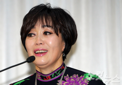 가수하춘화가16일오후서울소공동프레지던트호텔에서‘데뷔55주년나눔콘서트’기자간담회를갖고소감을밝히고있다.황진환기자