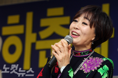 가수하춘화가16일오후서울소공동프레지던트호텔에서열린‘데뷔55주년나눔콘서트’기자간담회에서열창을하고있다.황진환기자
