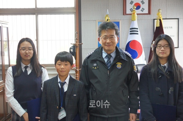 ▲낙동중학교모범학생3명이박호서소장과기념촬영.(사진제공=부산교도소)