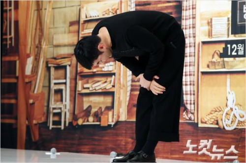 방송인노홍철이17일서울영등포구타임스퀘어아모리스홀에서열린자신의예능첫복귀작tvN예능프로그램'내방의품격'제작발표회에서취재진을향해사과의인사를하고있다.윤성호기자/자료사진