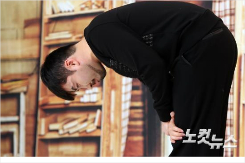 방송인노홍철이17일서울영등포구타임스퀘어아모리스홀에서열린자신의예능첫복귀작tvN예능프로그램'내방의품격'제작발표회에서취재진을향해사과의인사를하고있다.사진=윤성호기자