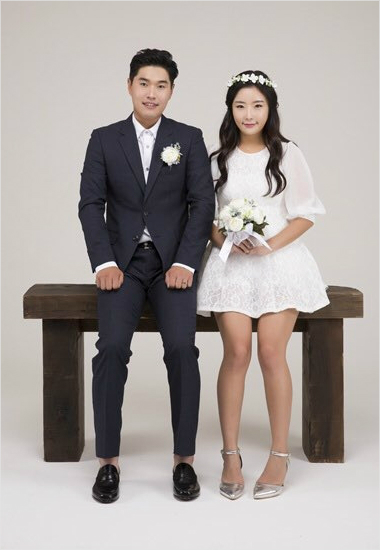 19일결혼하는한화운영팀조세범사원-임수연부부.(사진=한화이글스)