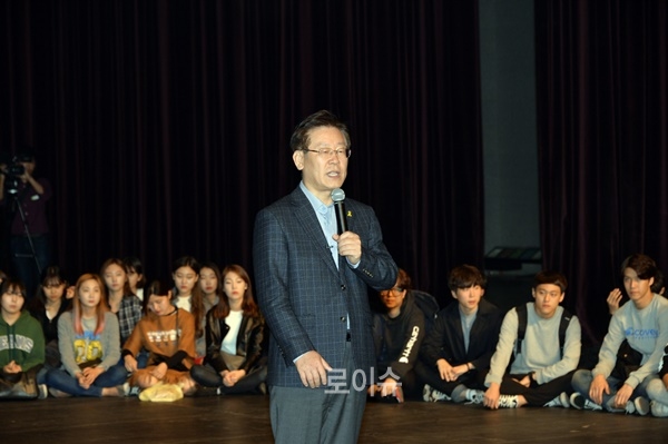 ▲강연을하고있는이재명성남시장.(사진제공=성남시)