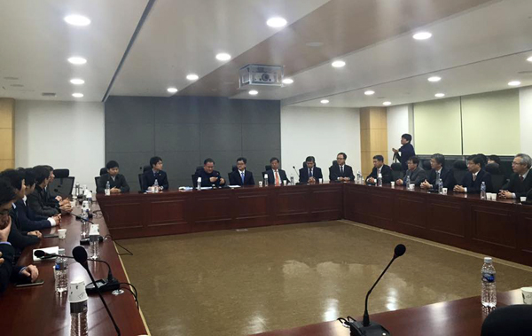 ▲17일이상민법사위원장과로스쿨관계자들과만나대화를하고있다(사진=이상민위원장페이스북)