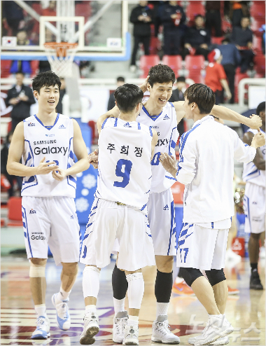 결정적인자유투2개를성공시킨삼성장민국(오른쪽에서두번째)이동료들로부터축하를받고있다(사진제공/KBL)