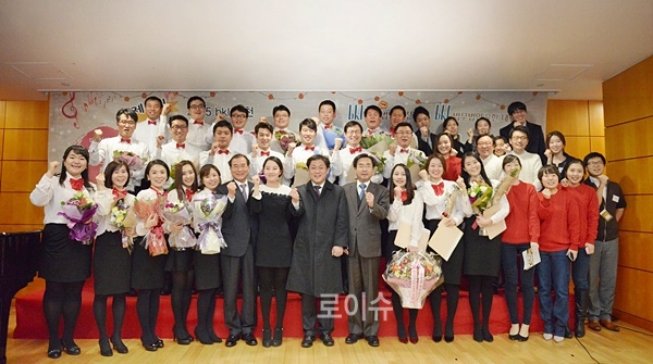 ▲‘더불어함께자선음악회’에서단체사진을촬영하고있다.(사진제공=동천)