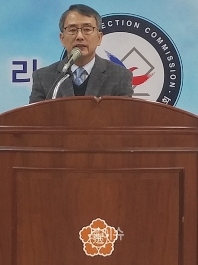 ▲부산시선관위이언근사무처장이수료사를하고있다.