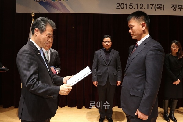 ▲정종섭행정자치부장관이부산경찰특공대박종성경위에게시상하고있다.(사진제공=부산경찰청)