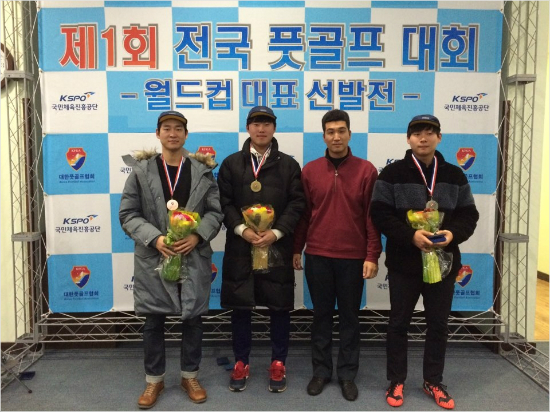 대한풋골프협회는지난14일강원도정선의에콜리안정선골프장에서'제1회전국풋골프대회-월드컵대표선발전'을열고3명의국가대표를뽑았다.치열한경쟁끝에최은택(왼쪽두번째)이1위를차지했고,최승호(왼쪽네번째)와배성진(왼쪽첫번째)가내년1월아르헨티나에서열릴월드컵출전권을손에넣었다.(자료사진=대한풋골프협회)