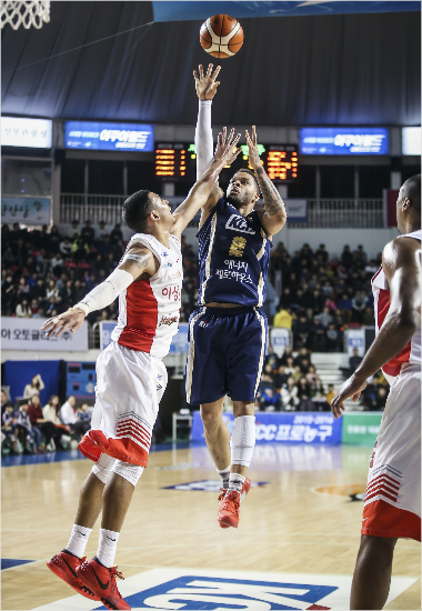 KCC안드레에밋(가운데)이20일홈경기에서SK박승리의수비를넘어슛을시도하고있다.(전주=KBL)