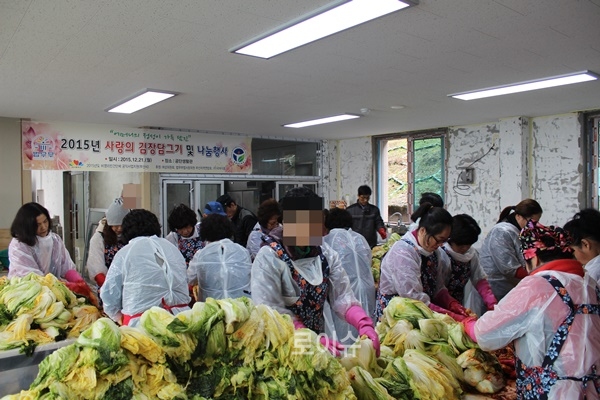 ▲어머니의정성이가득담긴‘사랑의김장담그기’를행사를갖고있다.(사진제공=한국법무보호복지공단부산지부)