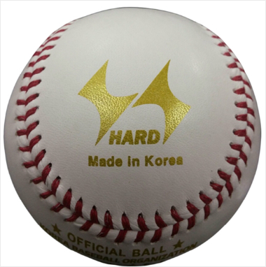 올시즌반발계수초과로논란을빚었던H사의공인구제품.(자료사진)