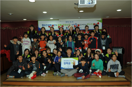 V-리그여자부현대건설은지난21일연고지소재아동복지시설에서'사랑의요리교실'을열고기부금을전달하는봉사활동을했다.(자료사진=현대건설힐스테이트)
