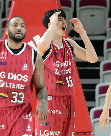 '또지는건가'LG김종규(오른쪽)가22일SK를상대로경기가뜻대로풀리지않자괴로운표정을짓는모습.왼쪽은동료트로이길렌워터.(창원=KBL)