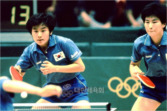 1988년서울올림픽당시현정화(왼쪽)의모습.(사진=대한체육회제공)
