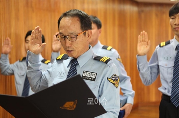 ▲제1대스마트-리더로선발된김광용전기팀장이대표로선서문을낭독하고있다.(사진제공=해양경비안전정비창)