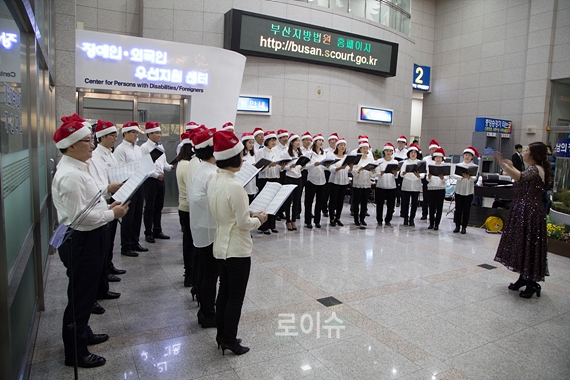 ▲부산법원합창단공연.▲최인석가정법원장(사진가운데),김성열ㆍ서재국부산지방법원부장판사의3중창‘돌아오라소렌토로’.▲장은녕교수의독창‘거룩한밤’,‘카치니의아베마리아’.▲부산법원클라리넷동호회의협연.▲윤인태부산고법원장,강민구부산지법원장,최인석부산가정법원장등과공연참가자들이기념촬영을하며파이팅을외치고있다.(사진제공=부산고법)