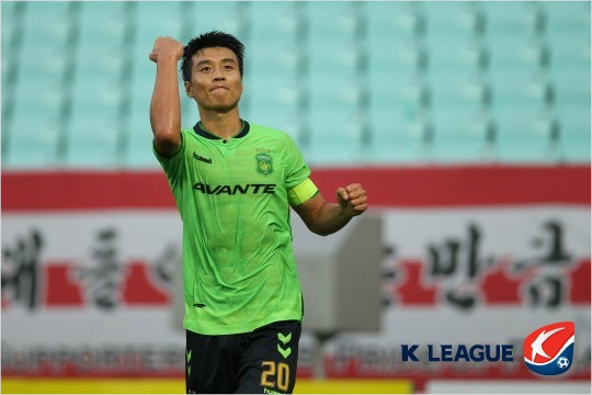 2015현대오일뱅크K리그클래식MVP를수상한이동국은올시즌K리그클래식에서활약한국내선수가운데가장많은연봉을받은것으로조사됐다.(자료사진=한국프로축구연맹)