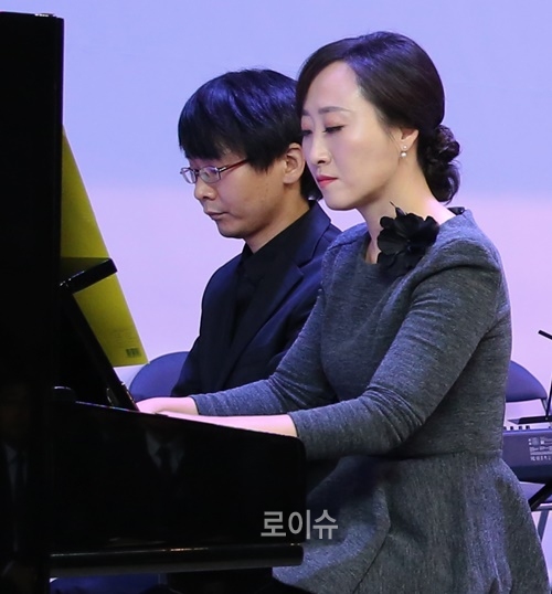 ▲이주영부장판사(소년부),송진호판사가오프닝공연으로피아노연주를함께하고있다.(사진제공=창원지법)